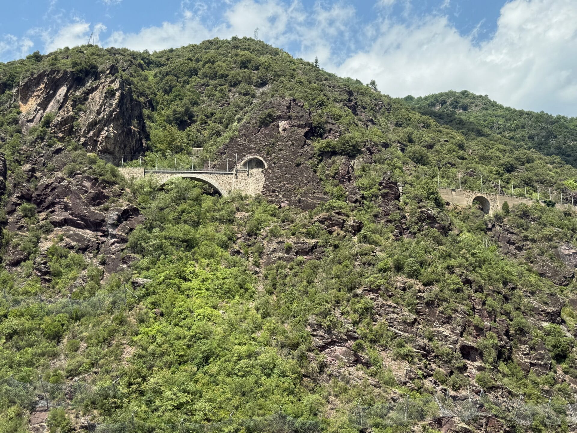 Train à flanc de montagne